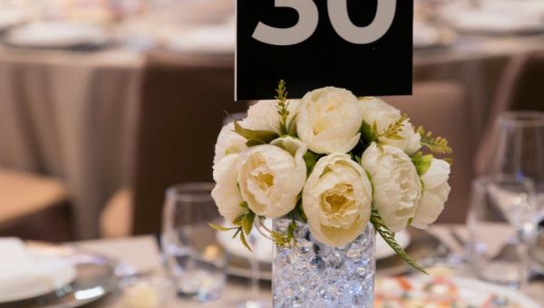 Как мы на 300 гостей оформили столы стильно, бюджетно и без преград